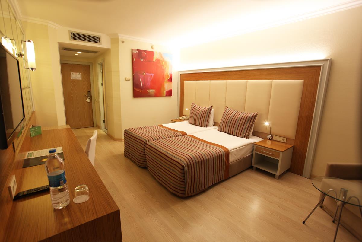 En fazla 2 yetişkin + 1 çocuk veya 1 yetişkin + 1 çocuk.