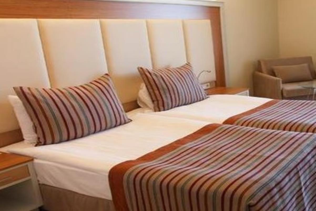 En az 2 yetişkin, En fazla 3 yetişkin veya 2 yetişkin + 1 çocuk.