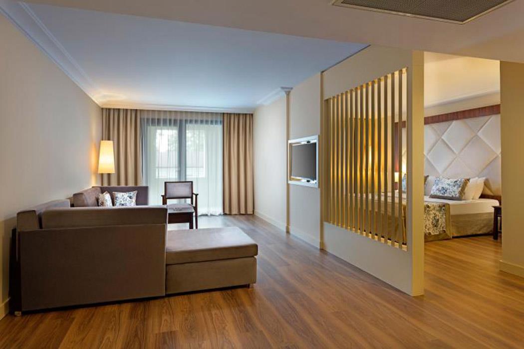 En az 3 yetişkin, En fazla 4 yetişkin veya 3 yetişkin + 1 çocuk.