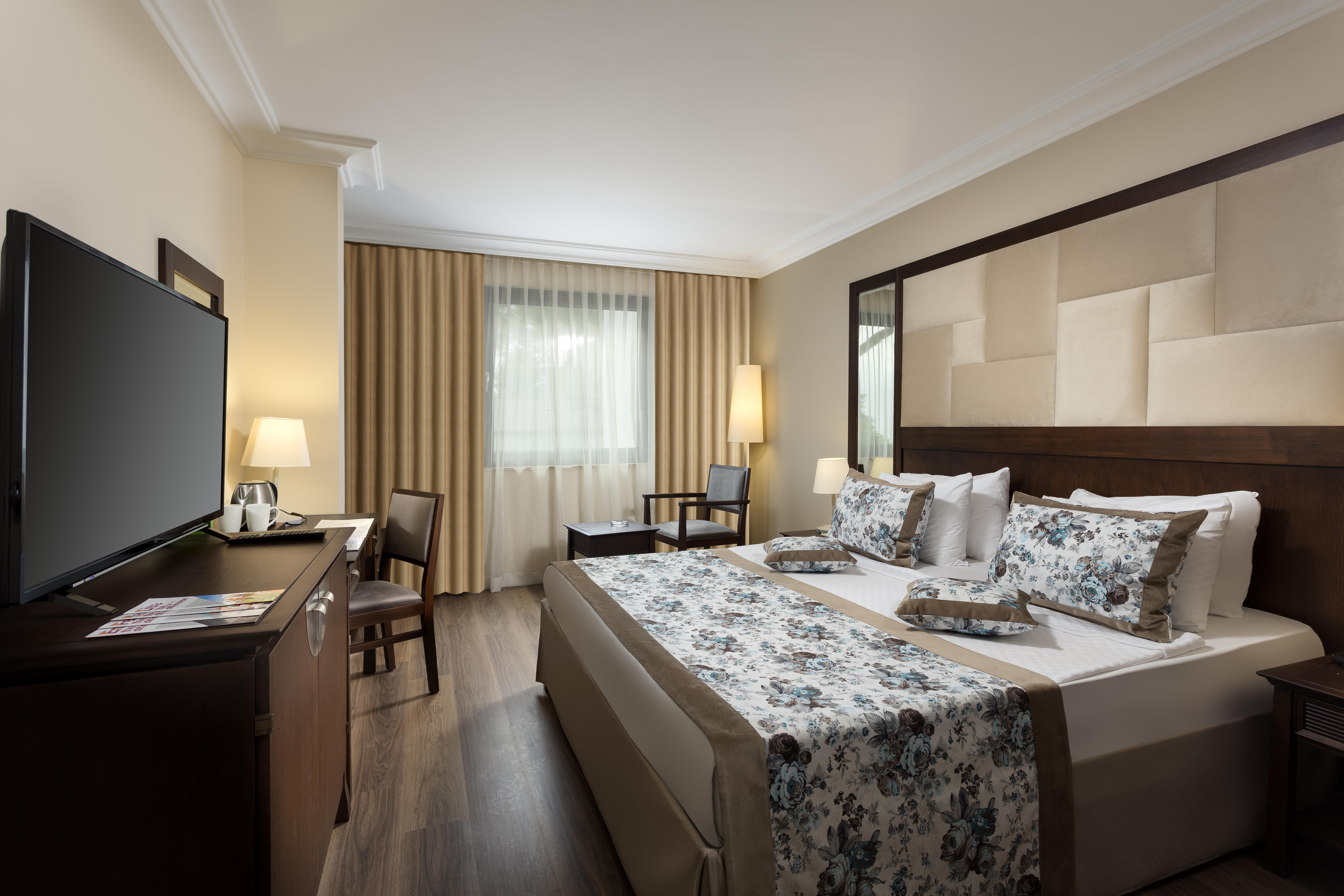 En az 2 yetişkin, En fazla 4 yetişkin veya 3 yetişkin + 1 çocuk.