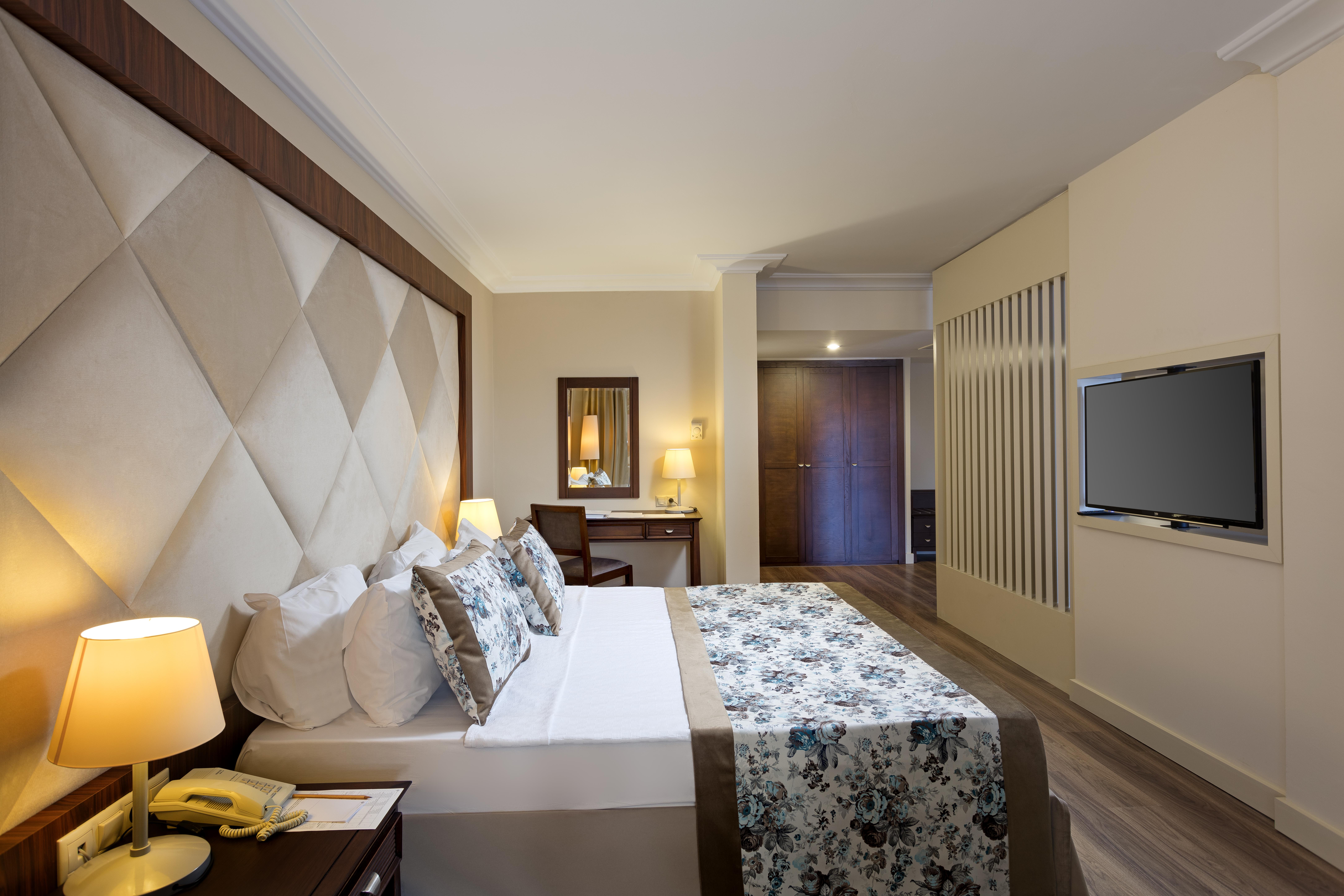 En az 3 yetişkin, En fazla 4 yetişkin veya 3 yetişkin + 1 çocuk.