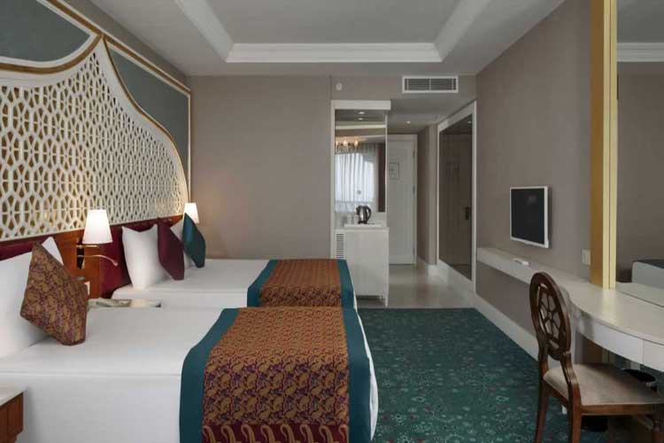 En az 2 yetişkin, En fazla 4 yetişkin + 1 çocuk veya 3 yetişkin + 1 çocuk.