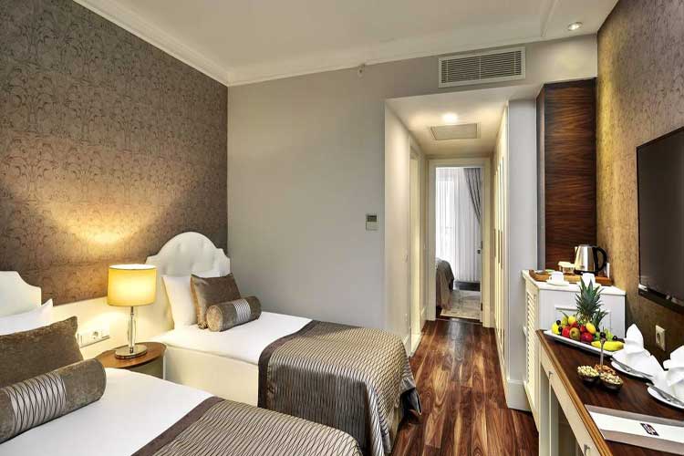 En az 3 yetişkin, En fazla 4 yetişkin veya 3 yetişkin + 1 çocuk.