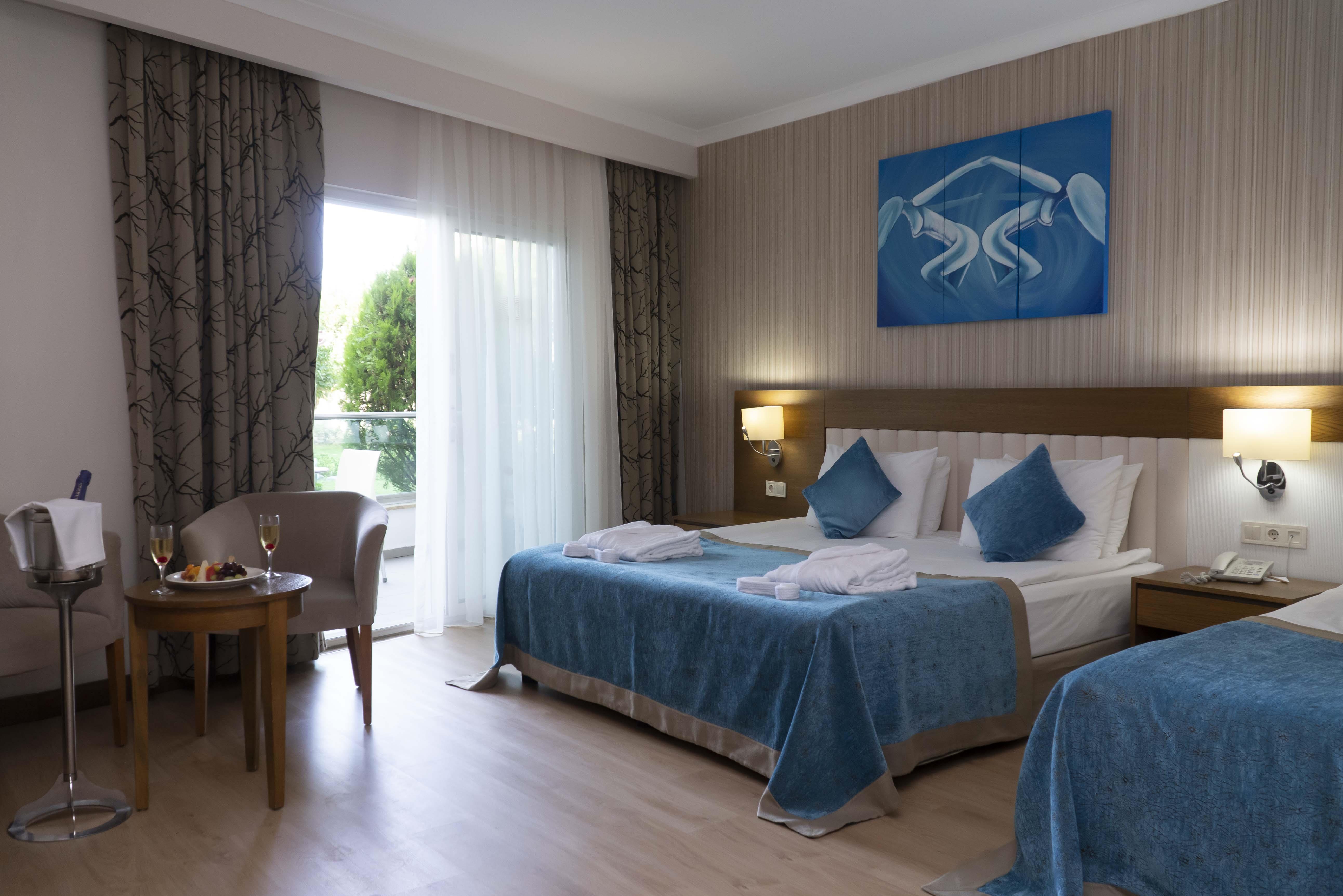 En fazla 3 yetişkin + 1 bebek (0-2 yaş) veya 2 yetişkin + 1 çocuk + 1 bebek (0-2 yaş).