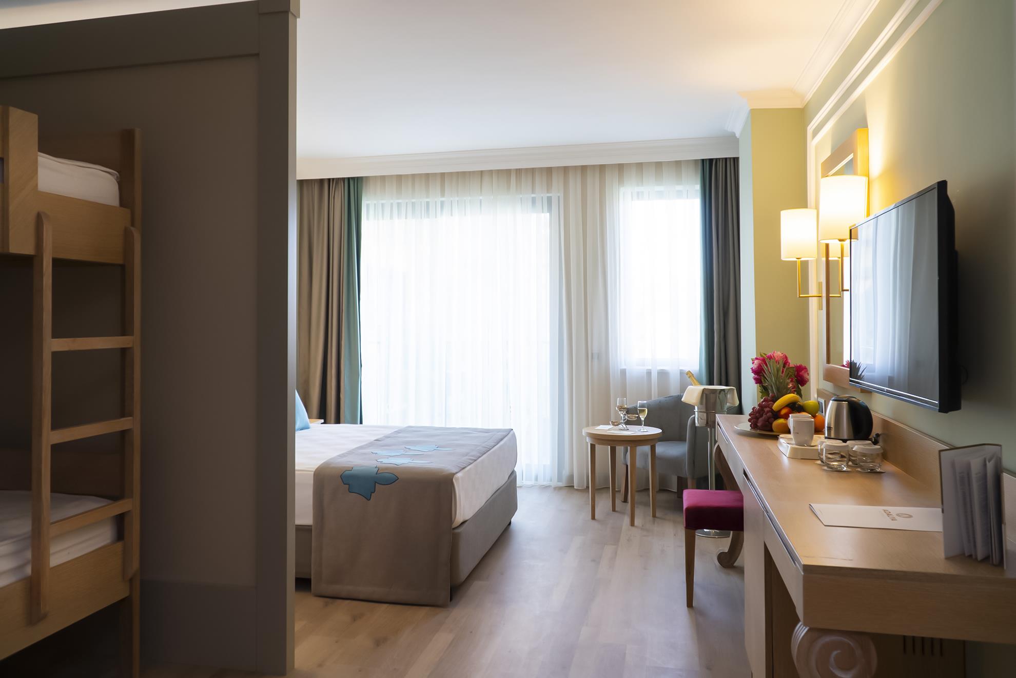 En az 2 yetişkin, En fazla 3 yetişkin + 1 çocuk veya 2 yetişkin + 2 çocuk.