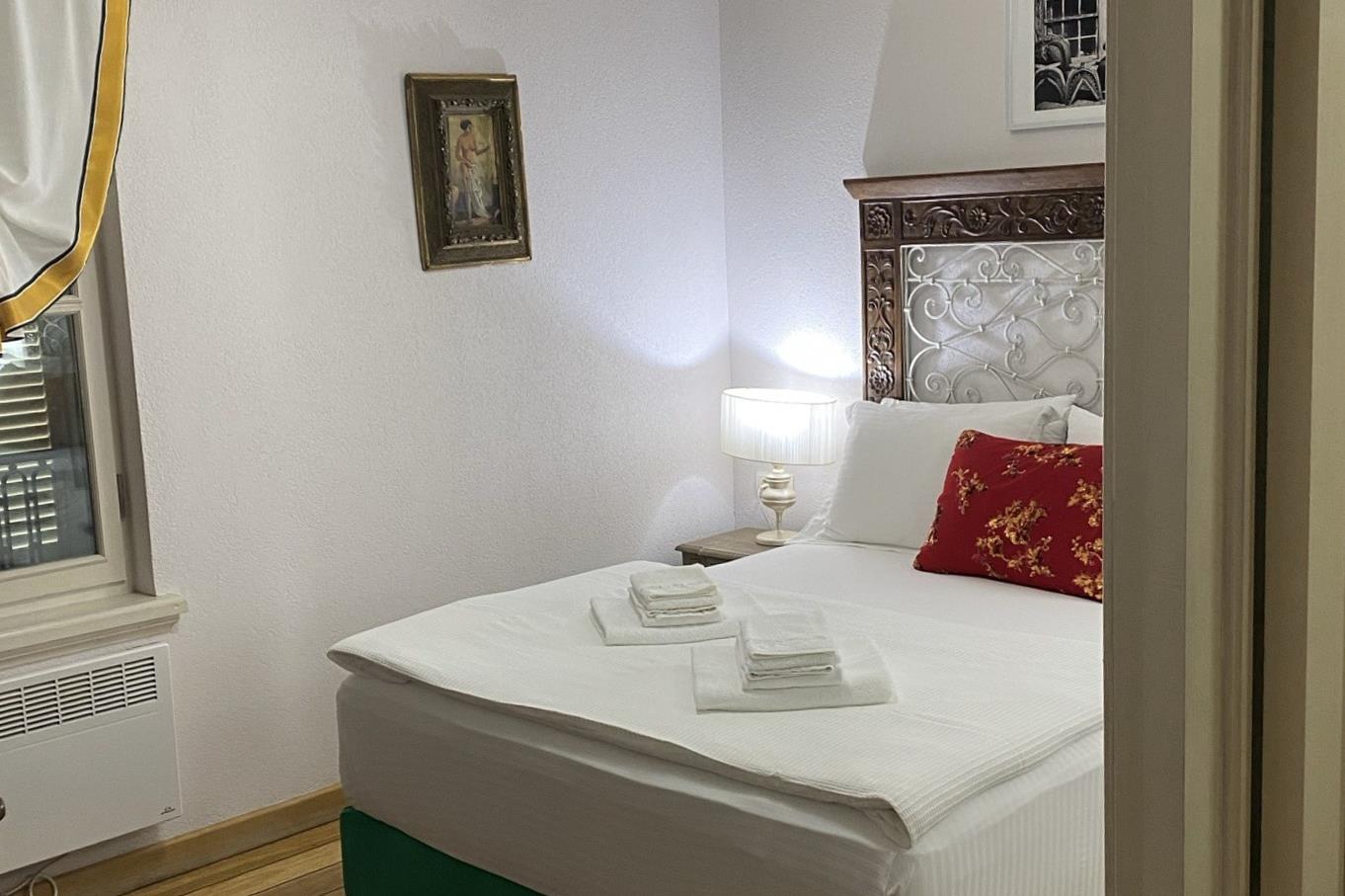 En az 2 yetişkin, En fazla 2 yetişkin.