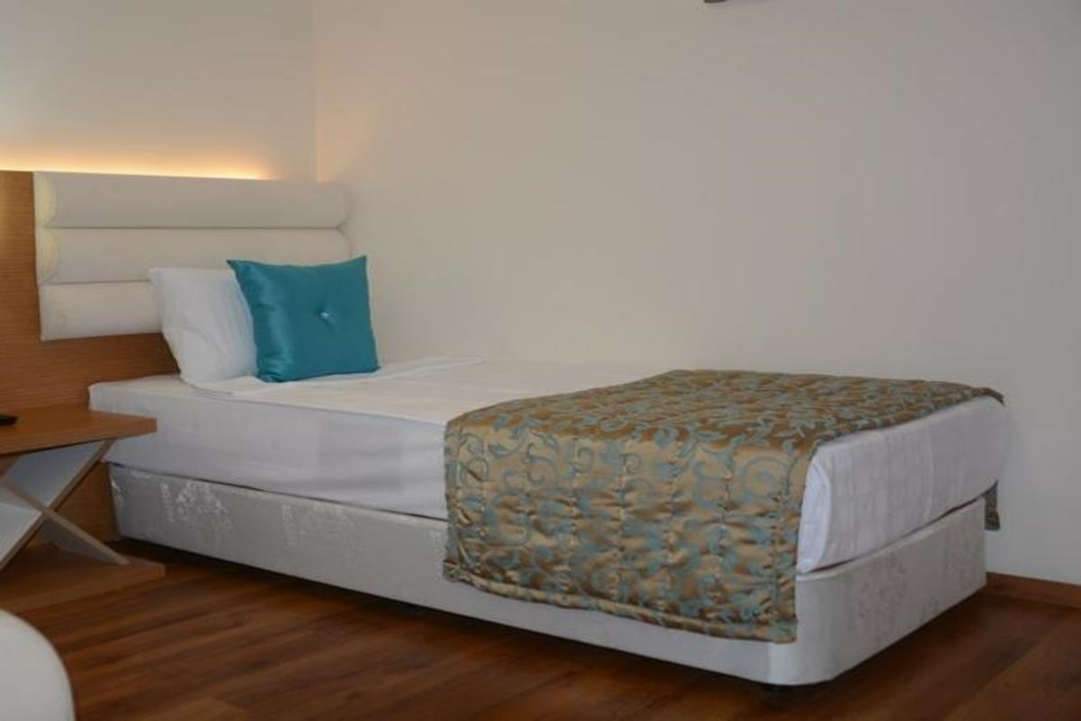 En fazla 1 yetişkin + 1 çocuk.