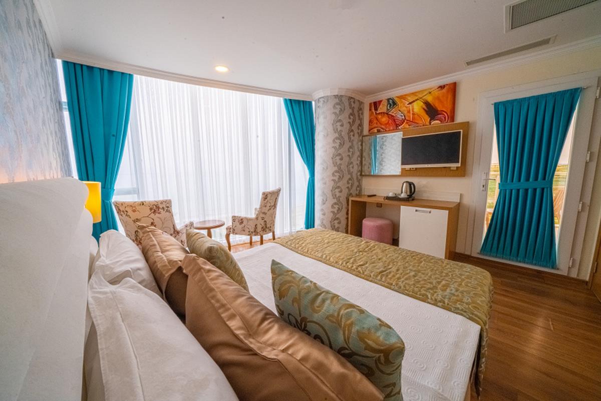 En az 2 yetişkin, En fazla 3 yetişkin + 1 çocuk veya 2 yetişkin + 2 çocuk.