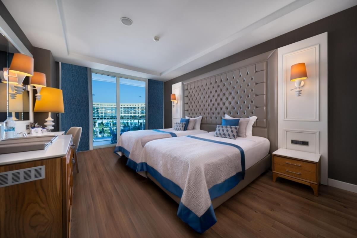 En az 3 yetişkin, En fazla 5 yetişkin + 1 çocuk veya 4 yetişkin + 2 çocuk.