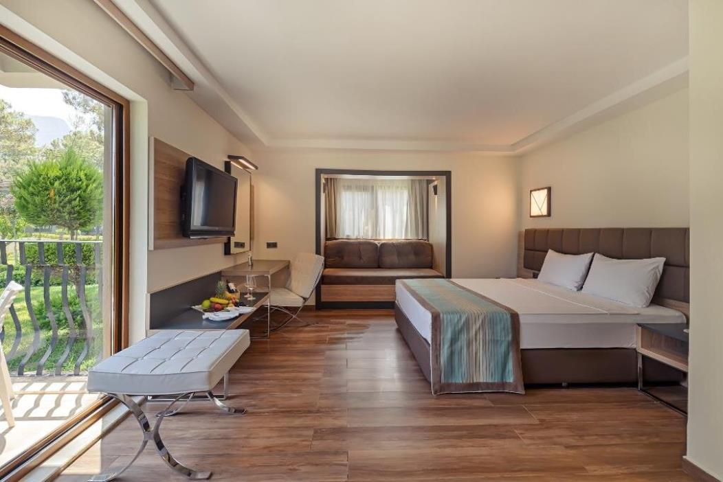 En fazla 2 yetişkin + 1 çocuk + 1 bebek (0-2 yaş) veya 1 yetişkin + 1 çocuk + 1 bebek (0-2 yaş).