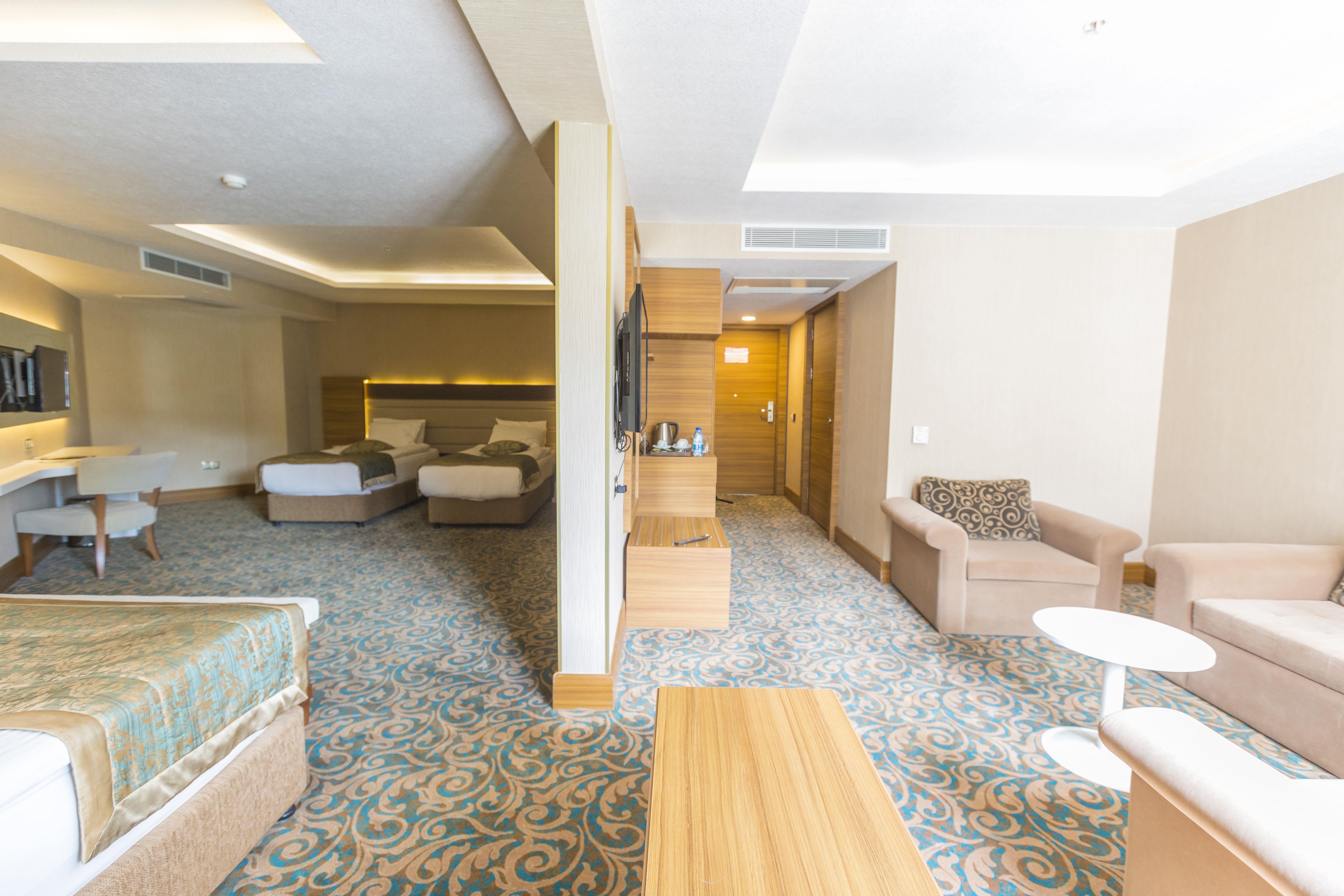 En az 2 yetişkin, En fazla 4 yetişkin + 1 çocuk + 1 bebek (0-2 yaş) veya 3 yetişkin + 2 çocuk + 1 bebek (0-2 yaş).