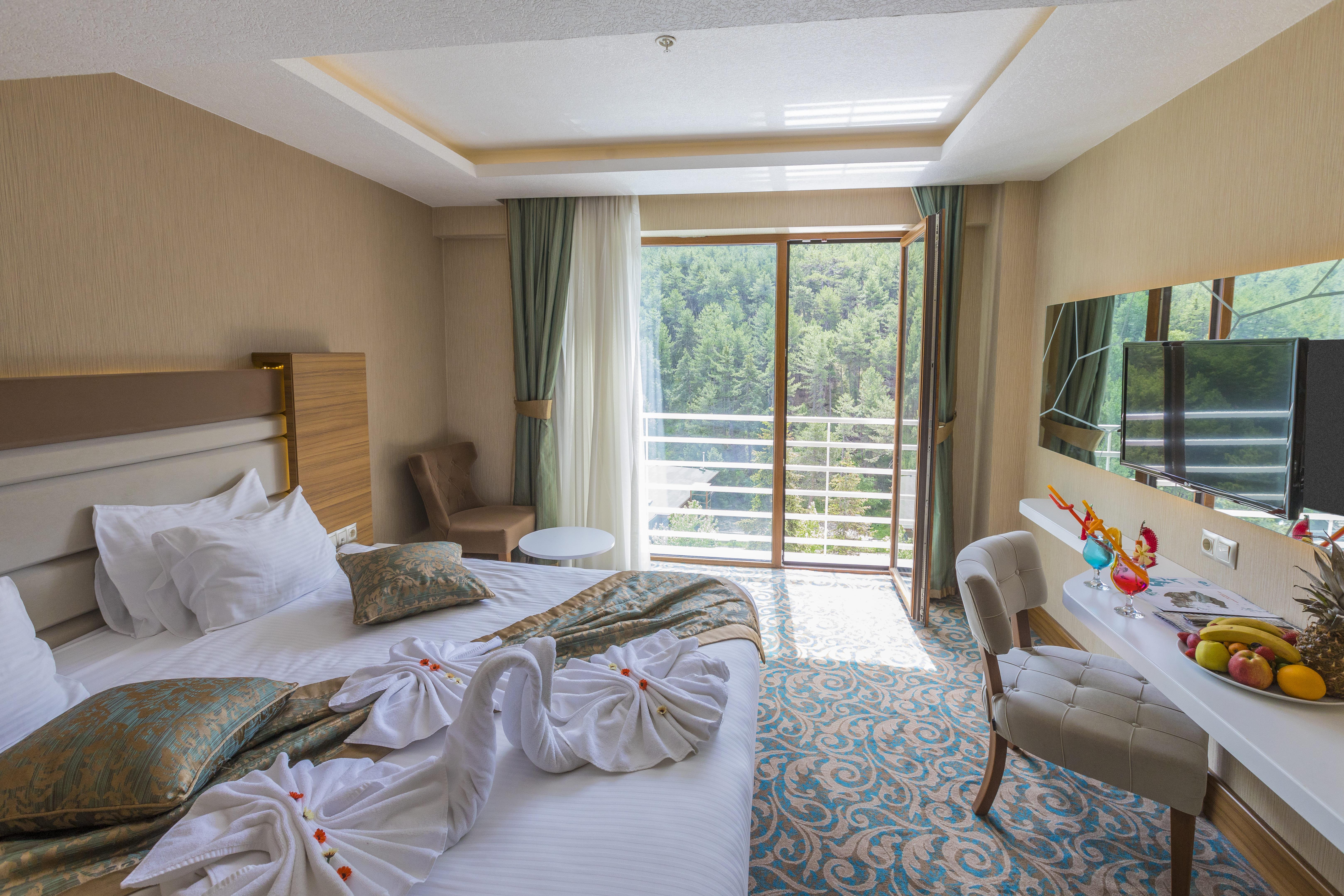 En fazla 3 yetişkin.