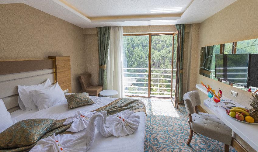 En fazla 3 yetişkin.