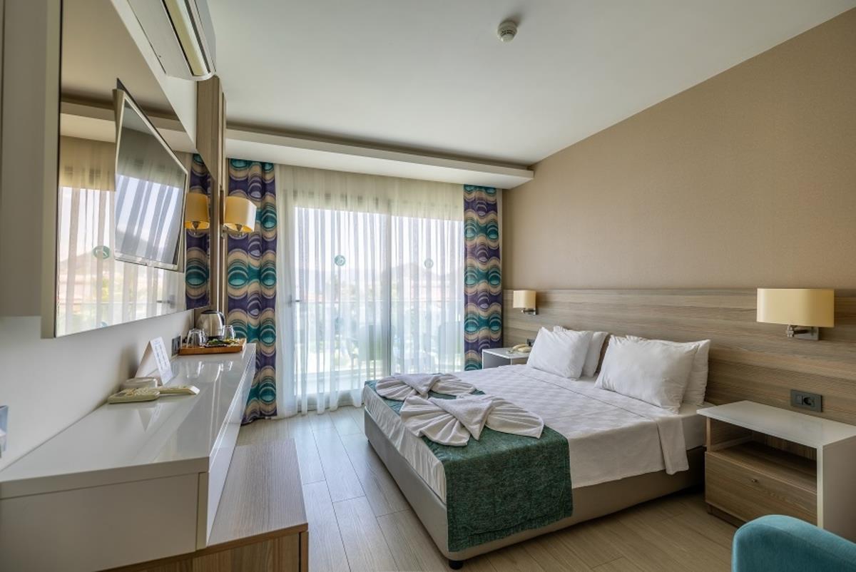 En fazla 3 yetişkin.