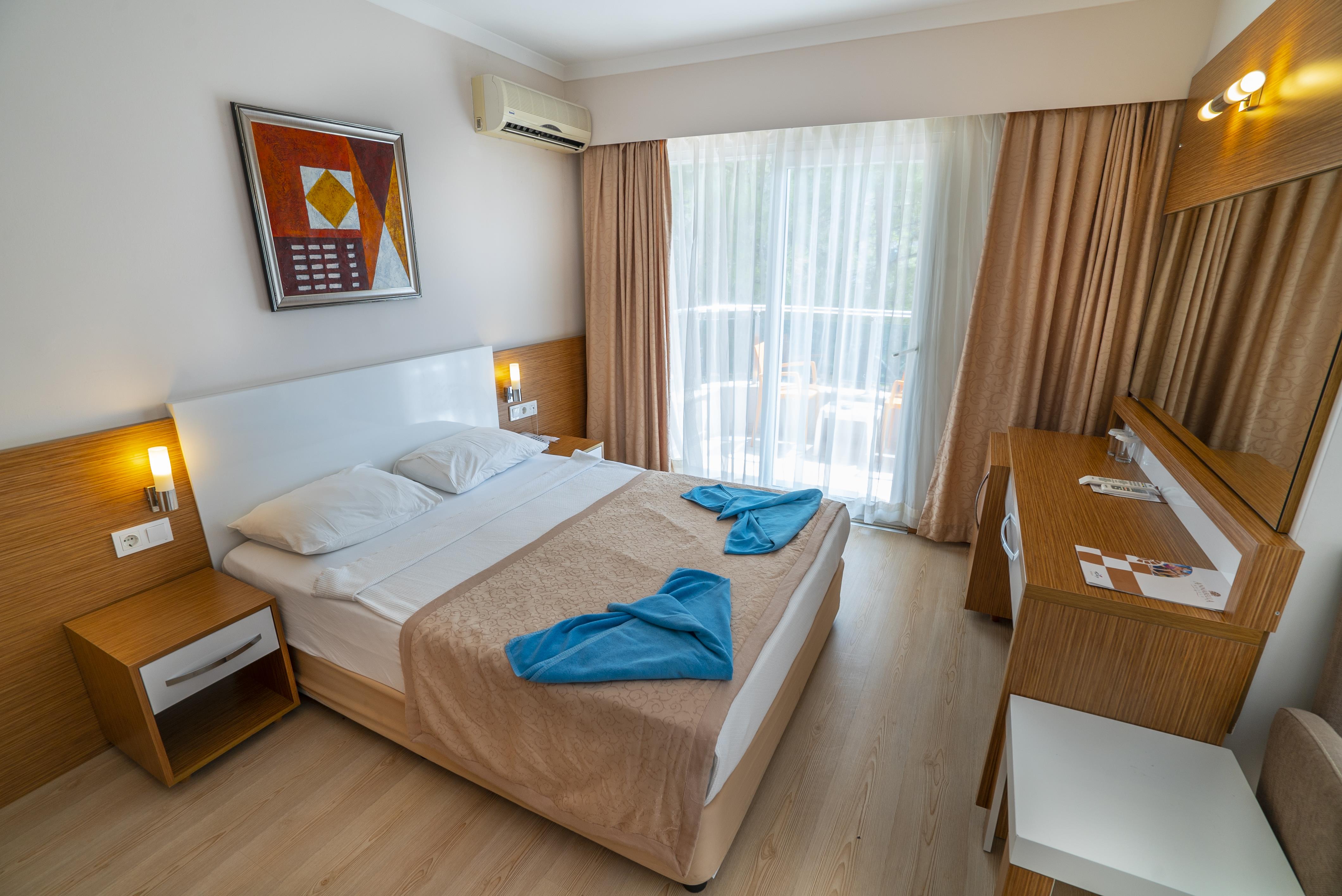 En fazla 3 yetişkin veya 2 yetişkin + 1 çocuk.