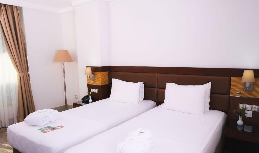 En fazla 2 yetişkin.