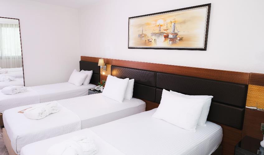 En fazla 3 yetişkin + 1 çocuk + 1 bebek (0-2 yaş) veya 2 yetişkin + 1 çocuk + 1 bebek (0-2 yaş).