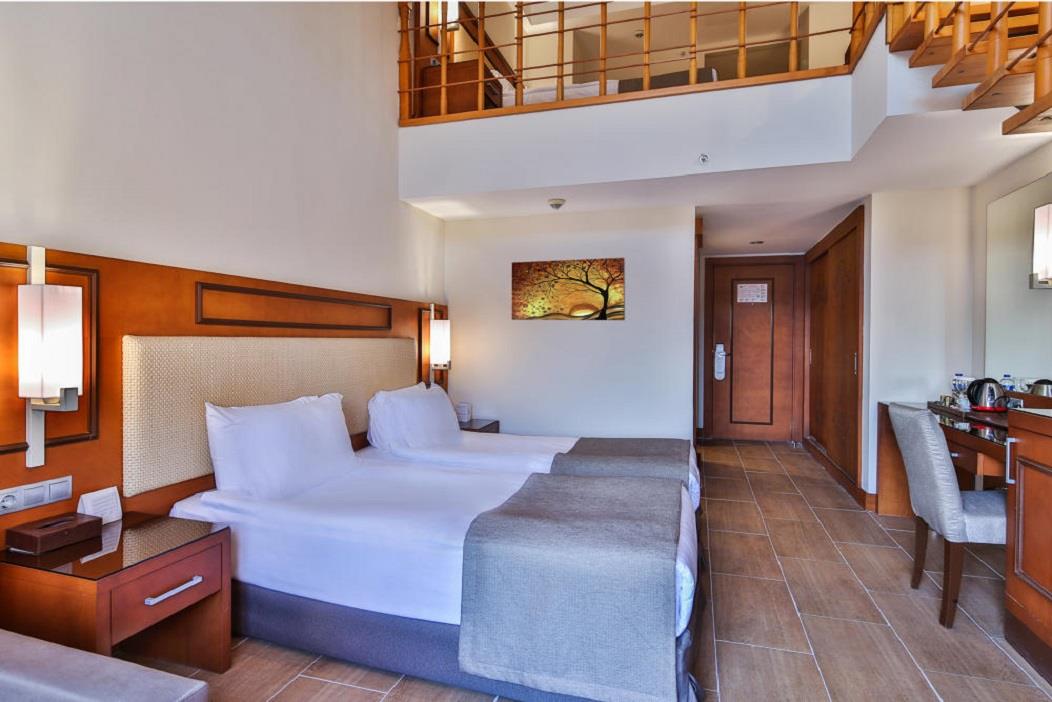 En az 3 yetişkin, En fazla 4 yetişkin + 1 çocuk veya 3 yetişkin + 2 çocuk.