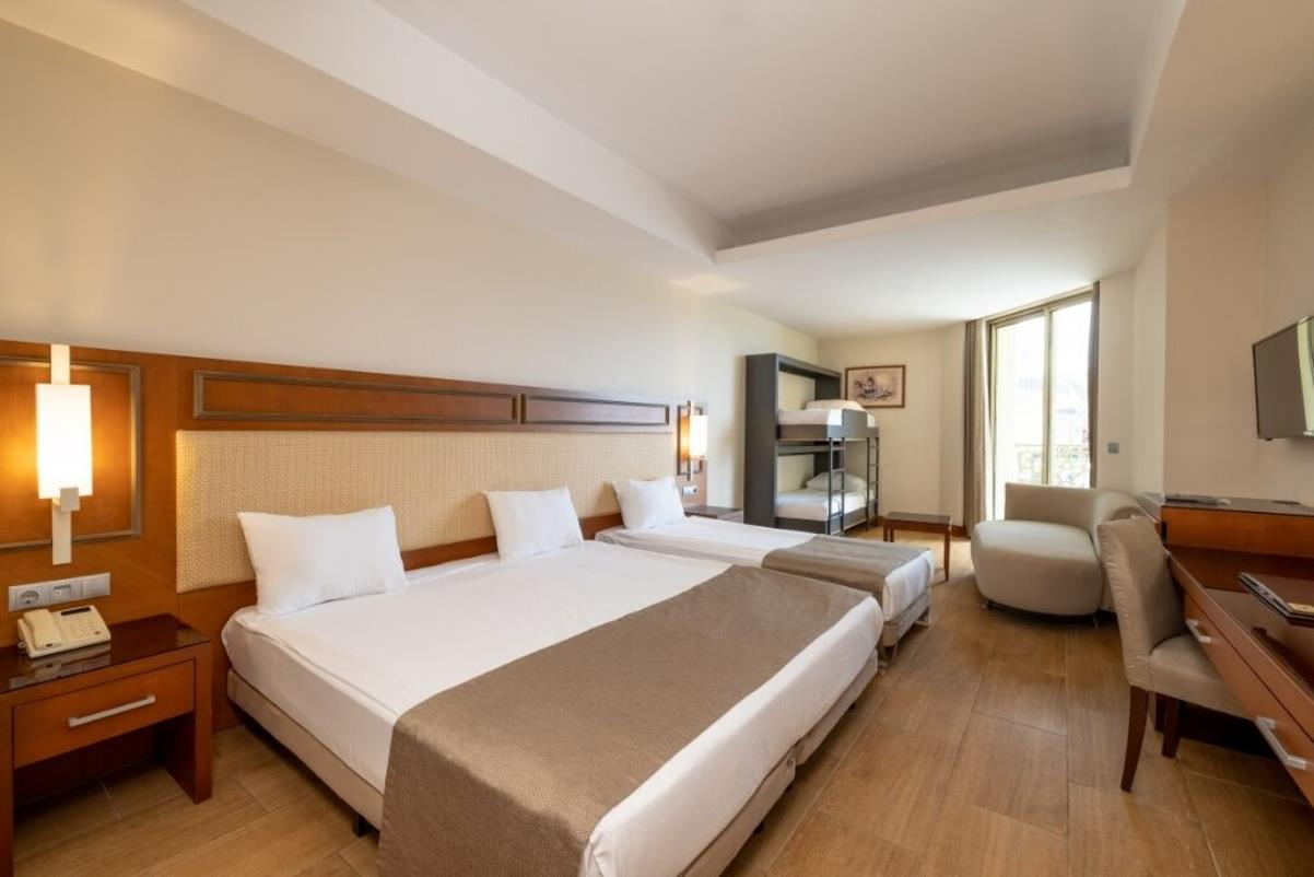 En az 2 yetişkin, En fazla 3 yetişkin + 1 çocuk veya 2 yetişkin + 2 çocuk.