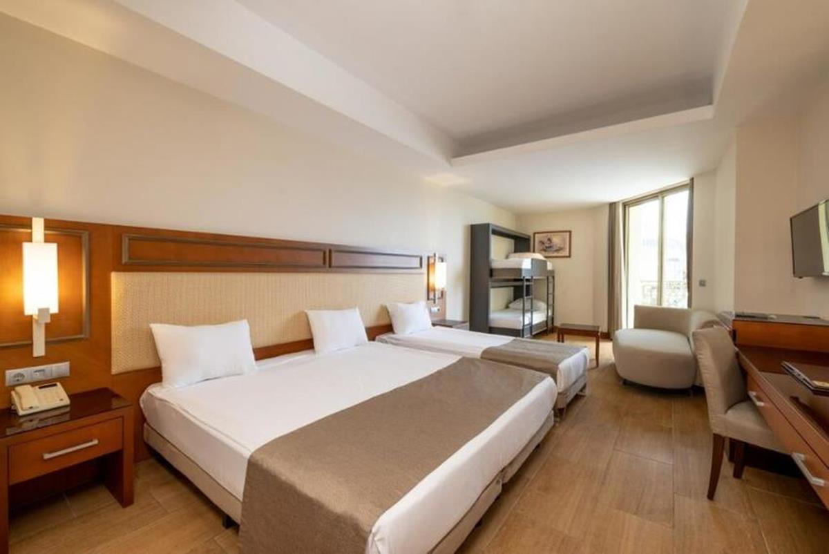 En az 3 yetişkin, En fazla 3 yetişkin + 2 çocuk.