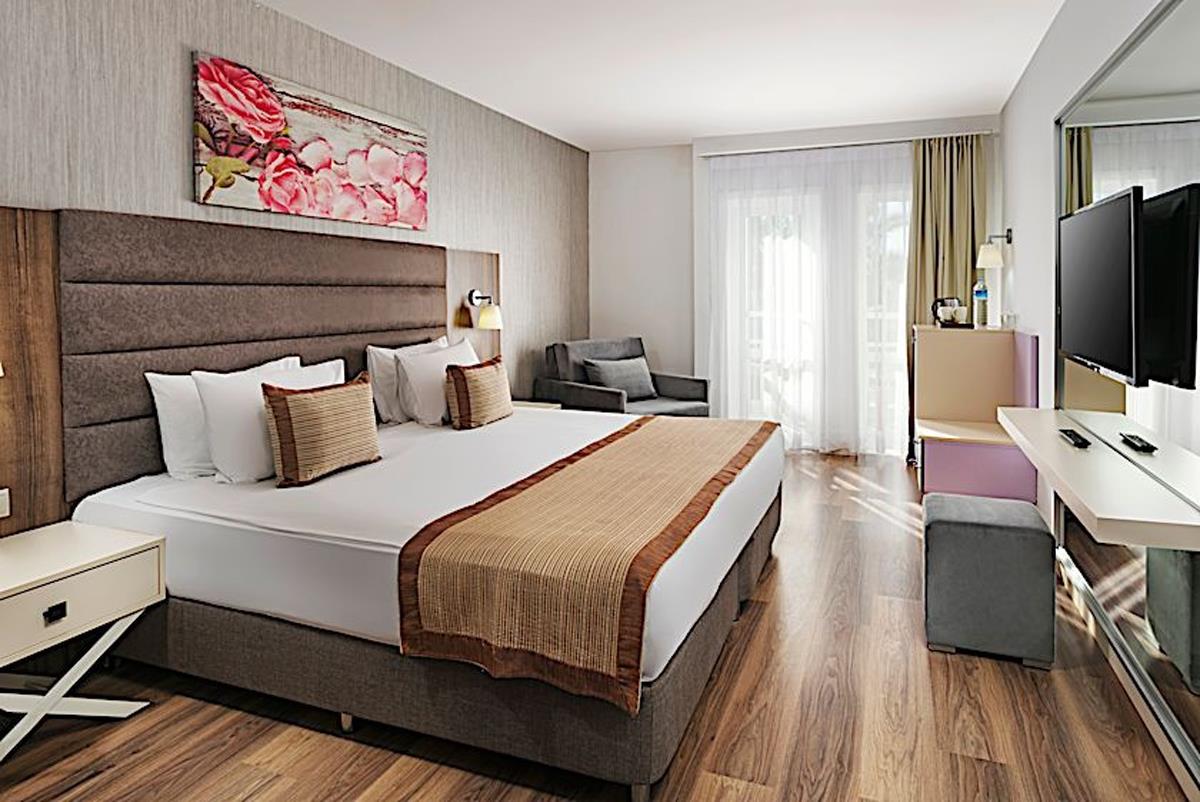 En fazla 3 yetişkin veya 2 yetişkin + 1 çocuk.