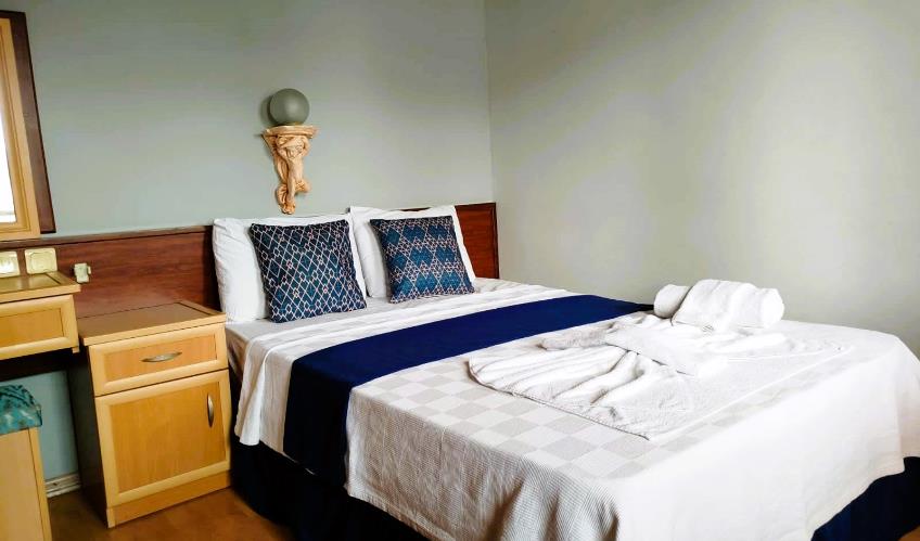 En az 2 yetişkin, En fazla 2 yetişkin + 1 çocuk.