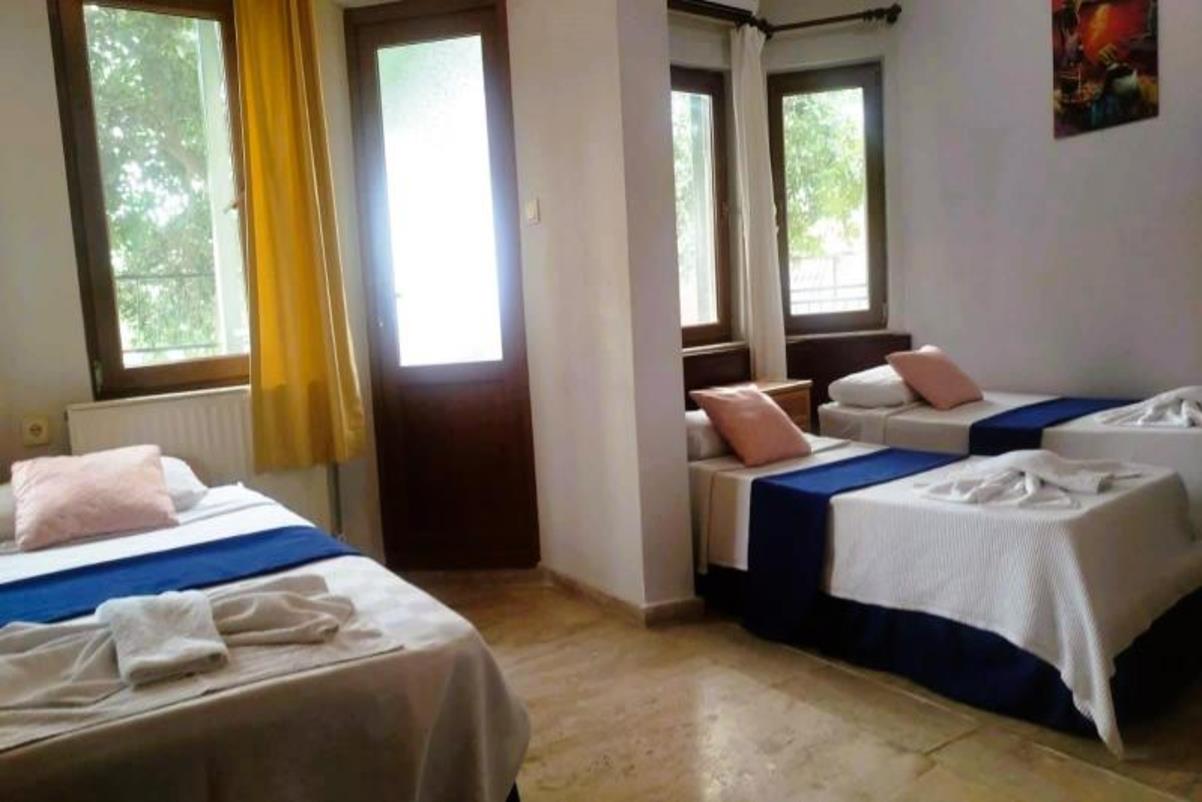 En fazla 3 yetişkin + 1 bebek (0-2 yaş).