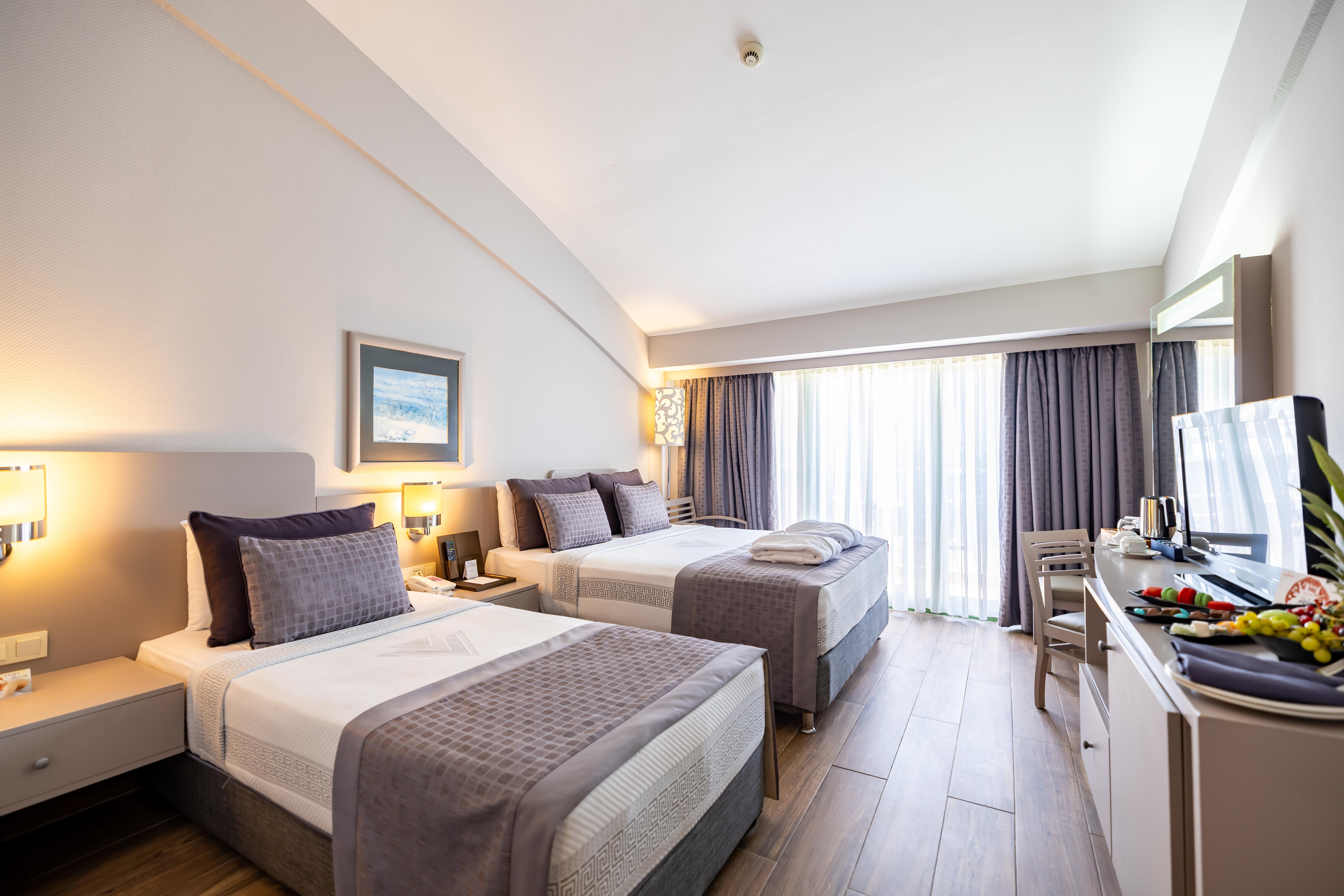 En fazla 2 yetişkin + 1 çocuk veya 1 yetişkin + 2 çocuk.