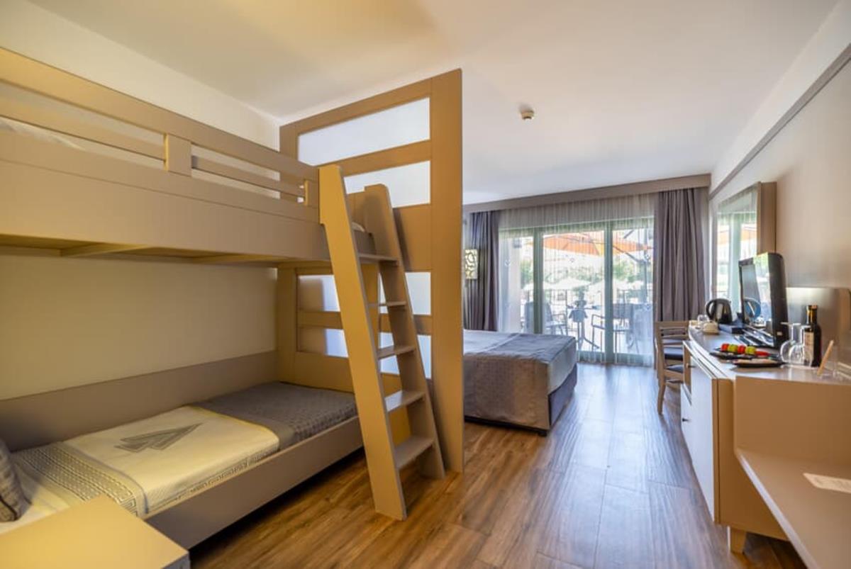 En az 3 yetişkin, En fazla 3 yetişkin + 1 çocuk.