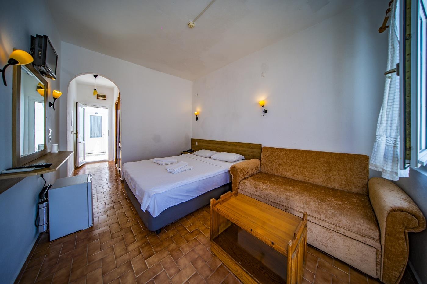 En fazla 3 yetişkin veya 2 yetişkin + 1 çocuk.