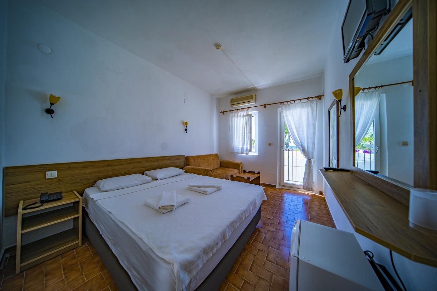 En fazla 3 yetişkin veya 2 yetişkin + 1 çocuk.