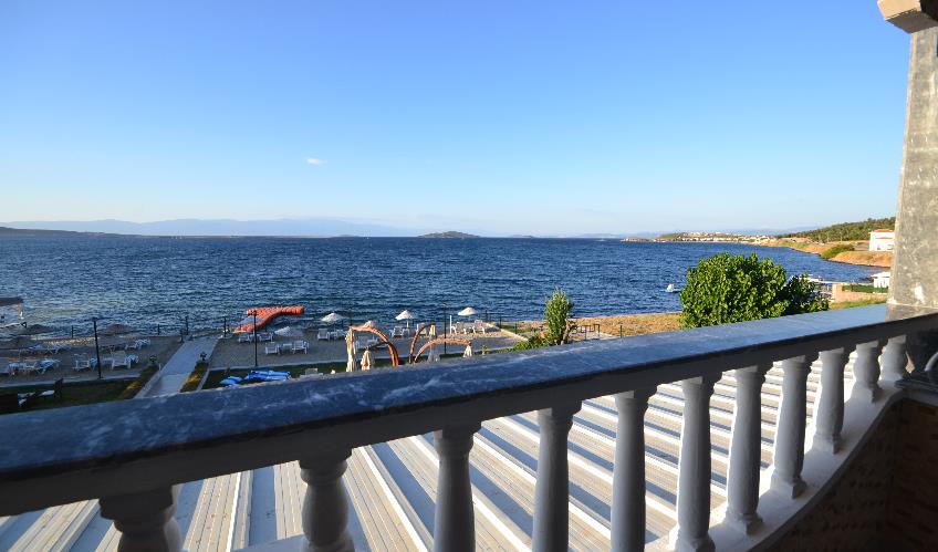 En fazla 3 yetişkin.