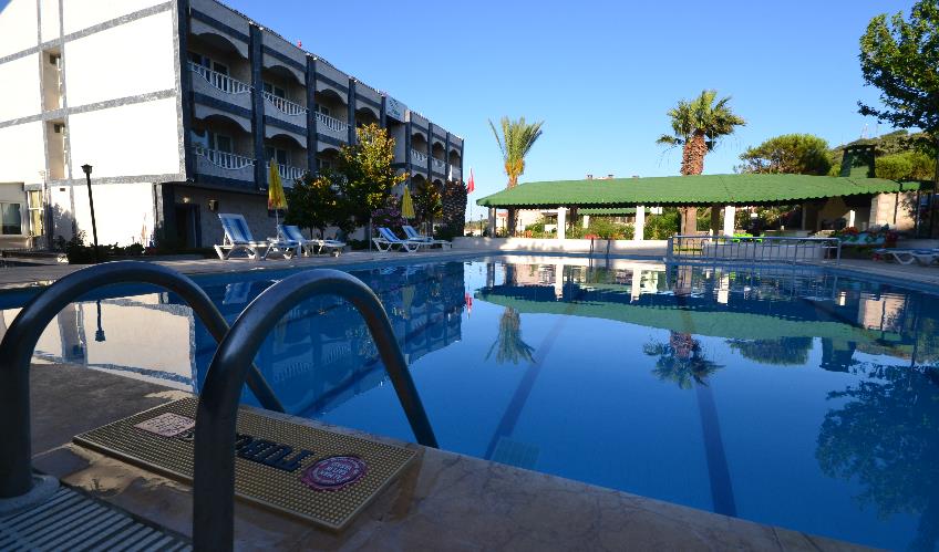 En fazla 3 yetişkin + 1 bebek (0-2 yaş).