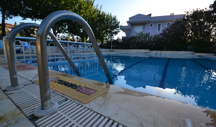 En fazla 3 yetişkin + 1 bebek (0-2 yaş).