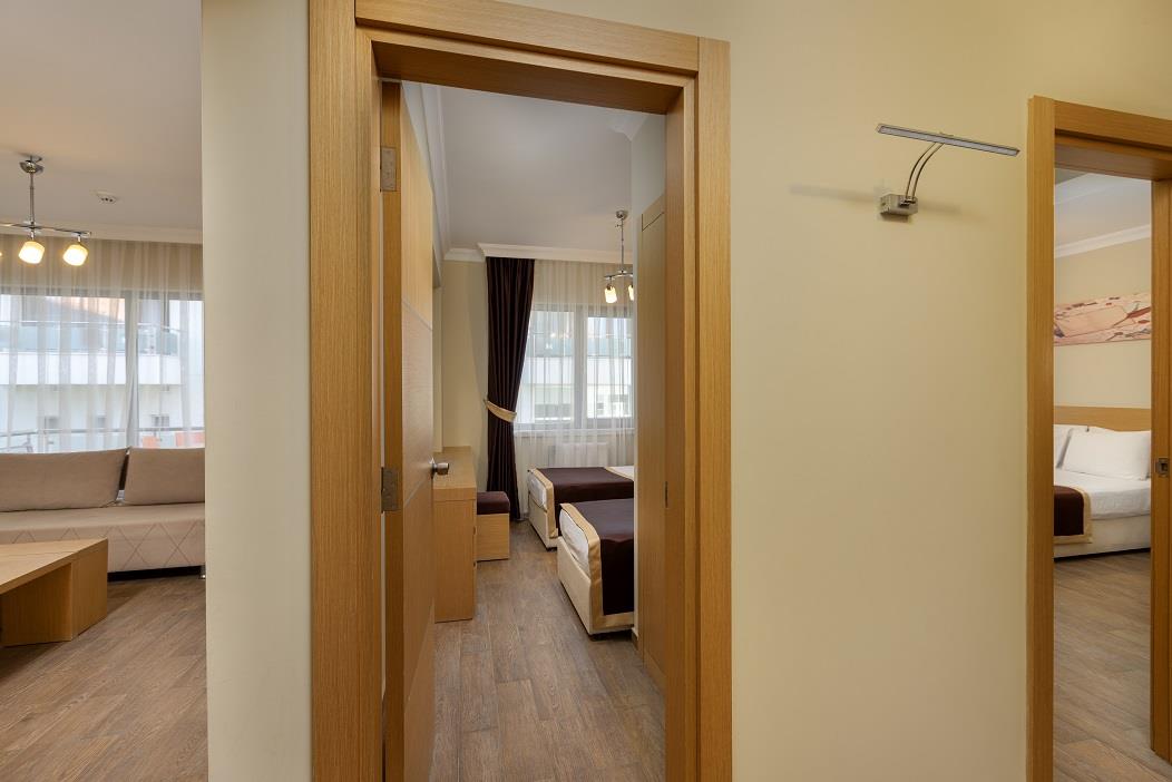 En az 2 yetişkin, En fazla 4 yetişkin + 1 çocuk veya 3 yetişkin + 3 çocuk.