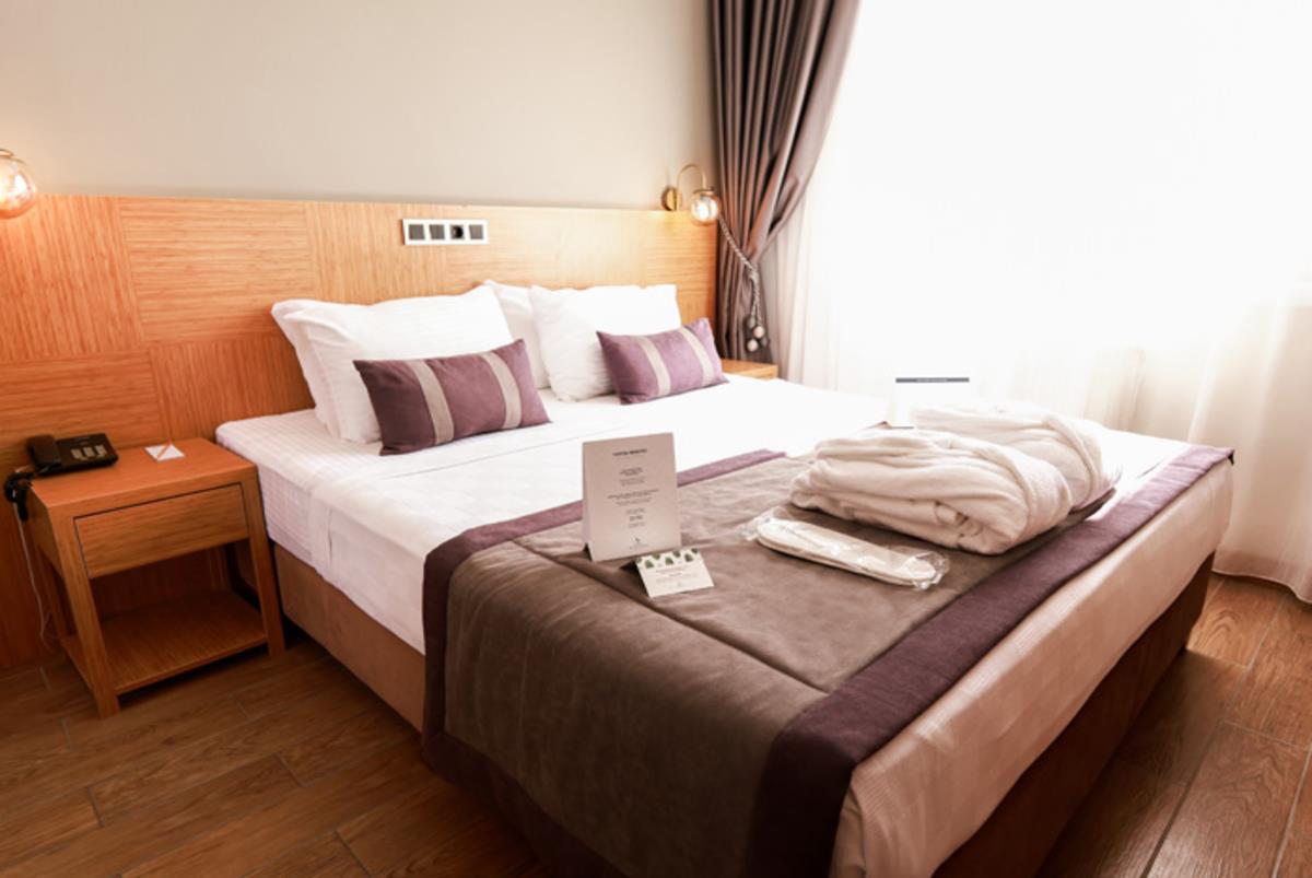 En az 2 yetişkin, En fazla 4 yetişkin + 1 çocuk veya 3 yetişkin + 3 çocuk.