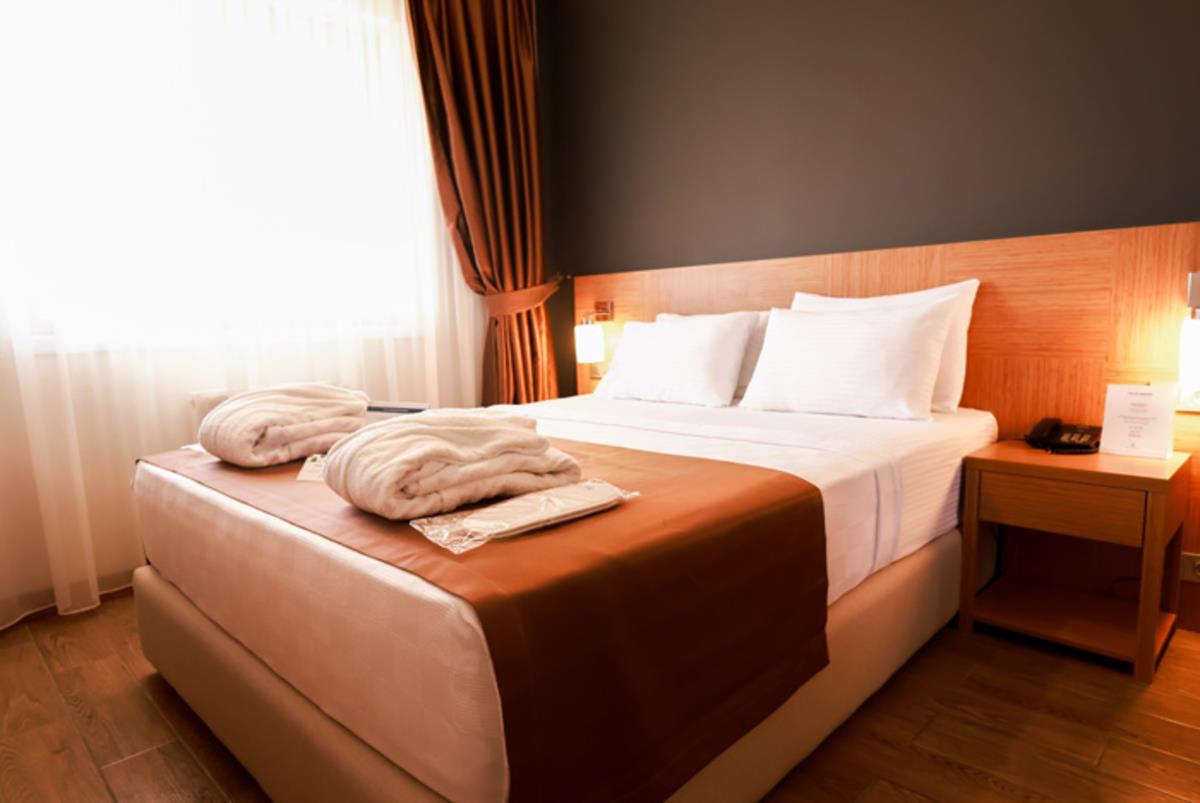 En fazla 4 yetişkin veya 3 yetişkin + 1 çocuk.