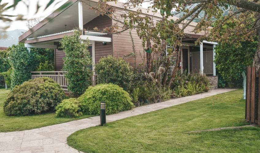 En fazla 2 yetişkin + 1 bebek (0-2 yaş).