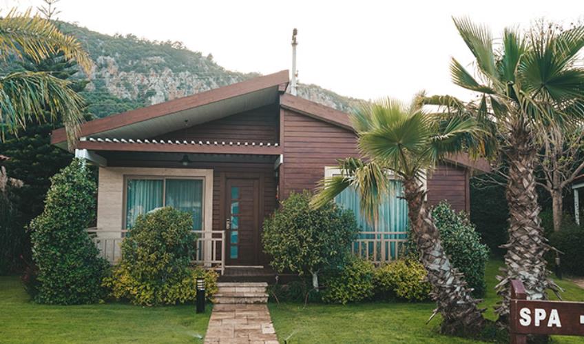 En fazla 2 yetişkin + 1 çocuk + 1 bebek (0-2 yaş) veya 1 yetişkin + 1 çocuk + 1 bebek (0-2 yaş).