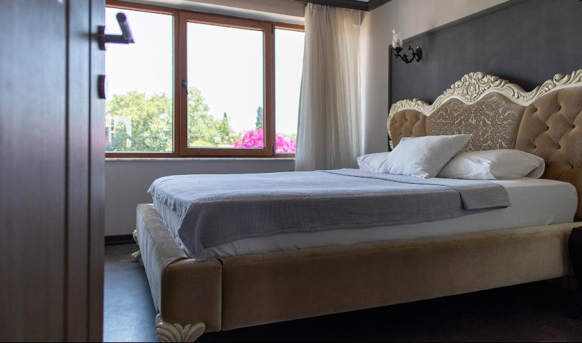 En fazla 2 yetişkin.