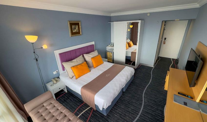 En fazla 3 yetişkin veya 2 yetişkin + 1 çocuk.