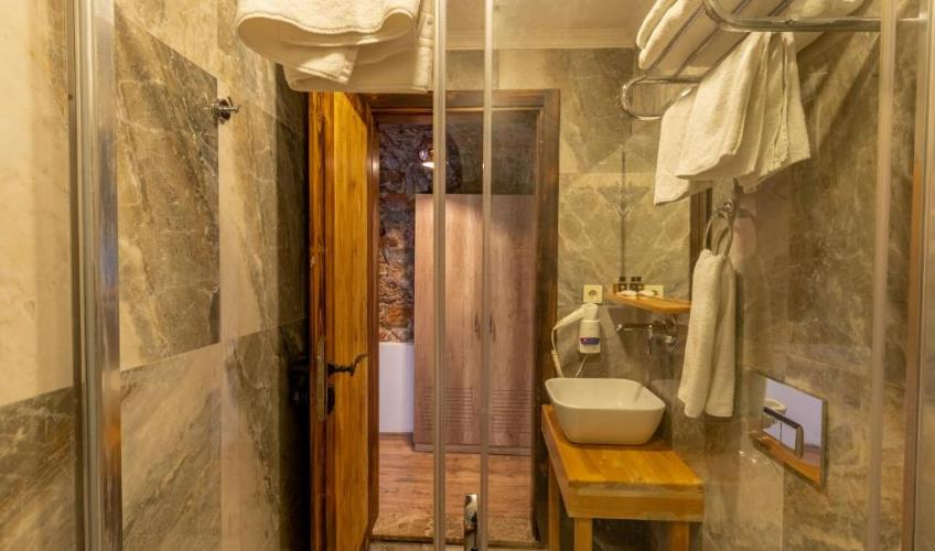 En fazla 2 yetişkin + 1 bebek (0-2 yaş) veya 1 yetişkin + 1 çocuk + 1 bebek (0-2 yaş).