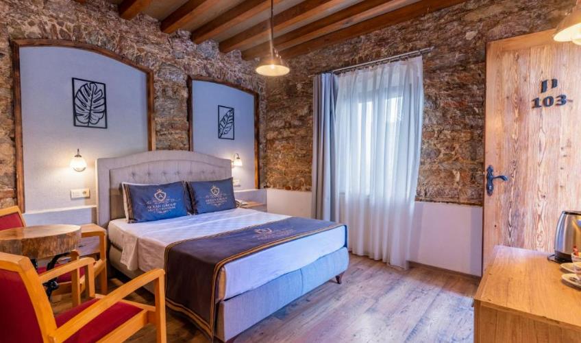 En fazla 2 yetişkin + 1 bebek (0-2 yaş) veya 1 yetişkin + 1 çocuk + 1 bebek (0-2 yaş).