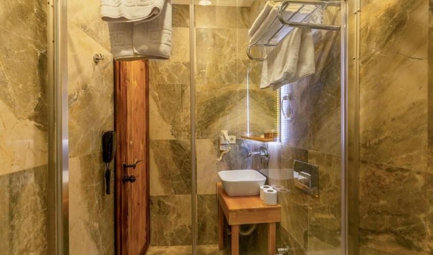 En fazla 2 yetişkin + 1 bebek (0-2 yaş) veya 1 yetişkin + 1 çocuk + 1 bebek (0-2 yaş).