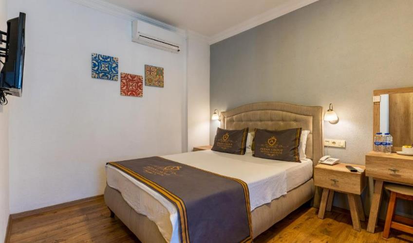 En fazla 2 yetişkin + 1 bebek (0-2 yaş) veya 1 yetişkin + 1 çocuk + 1 bebek (0-2 yaş).