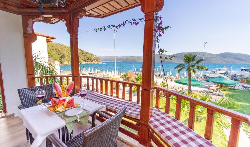 En fazla 4 yetişkin veya 3 yetişkin + 1 çocuk.