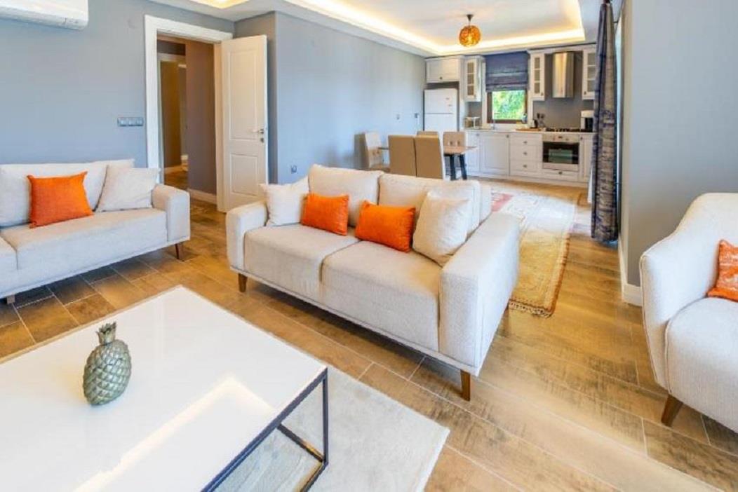 En fazla 4 yetişkin veya 3 yetişkin + 1 çocuk.