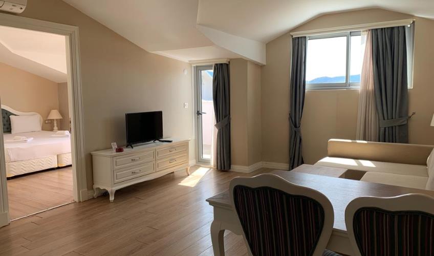 En fazla 3 yetişkin.