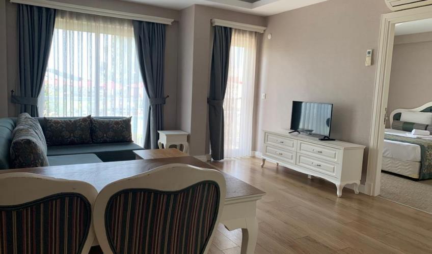 En fazla 3 yetişkin.