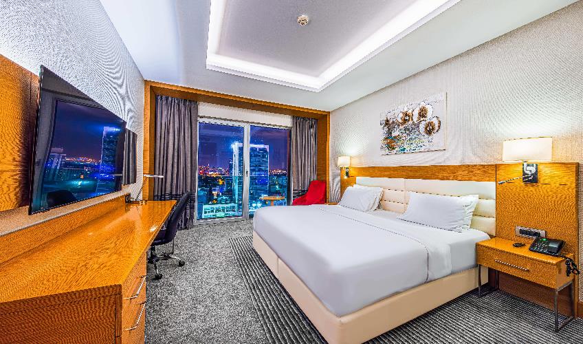 En fazla 2 yetişkin + 1 bebek (0-2 yaş).